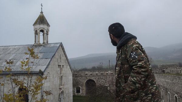 Мужчина возле монастыря Амарас в селе Мачкалашен Мартунинского района в Нагорном Карабахе