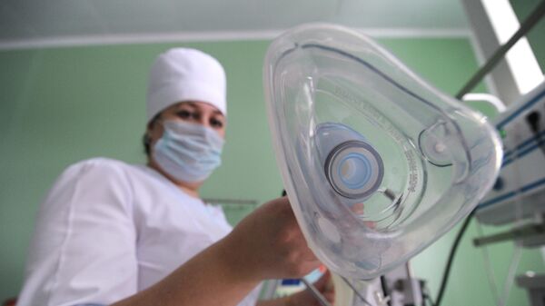 Медицинская сестра держит кислородную маску 