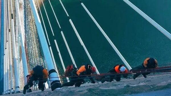 Спасатели чистят мост на остров Русский
