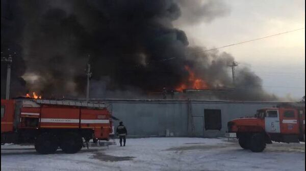 Кадры с места пожара  на складе с пластиком в Омске