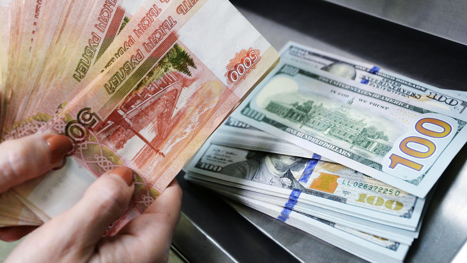 Рубль единственный из мировых валют укрепился к доллару, сообщил эксперт