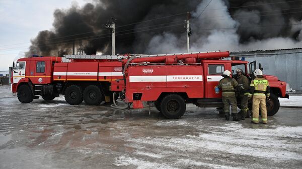 Сотрудники пожарной службы МЧС РФ во время тушения пожара