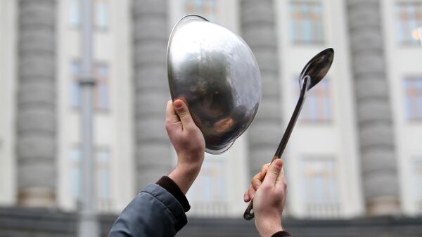  Участник митинга представителей ресторанного бизнеса против планов введения из-за пандемии коронавируса карантина выходного дня, который прошел у  здания кабинета министров Украины в Киеве