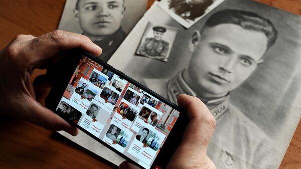 Онлайн-трансляция акции Бессмертный полк на экране смартфона