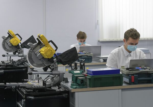Студенты Сургутского политехнического колледжа тренируются в мастерской Промышленная автоматика