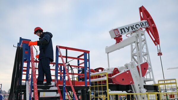 Студенты-газонефтедобытчики учатся на нефтепромысловом оборудовании