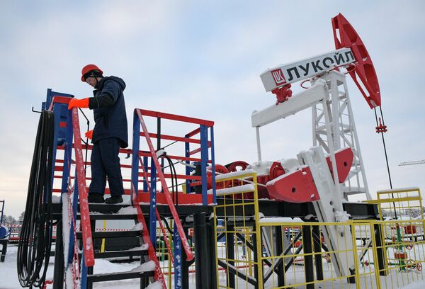 Студенты-газонефтедобытчики учатся на нефтепромысловом оборудовании