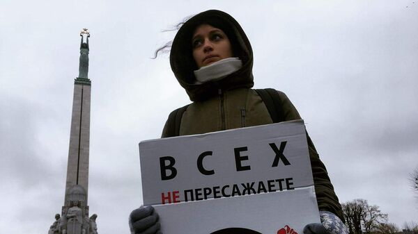Участница пикета в поддержку российских журналистов в центре Риги