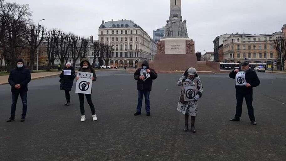 Участники пикета в поддержку российских журналистов в центре Риги - РИА Новости, 1920, 23.12.2020