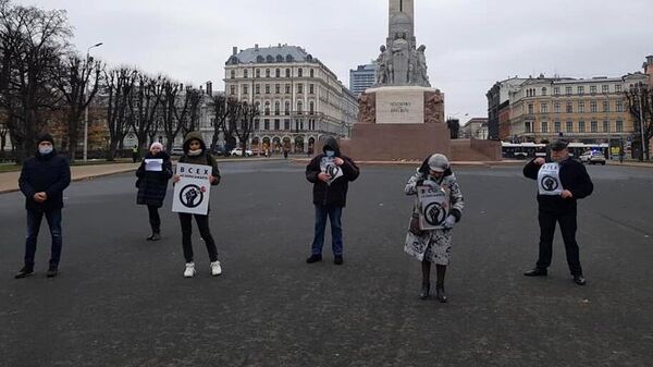 Участники пикета в поддержку российских журналистов в центре Риги