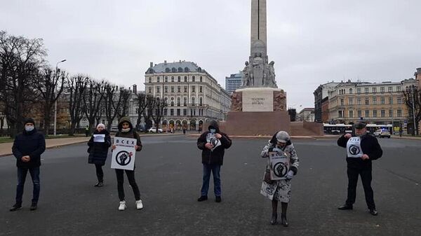 Участники пикета в поддержку российских журналистов в центре Риги