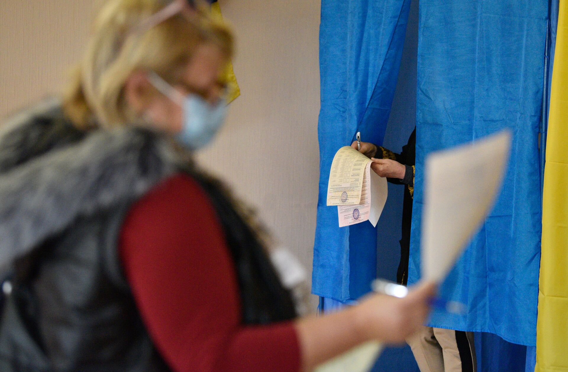 Избиратели голосуют на одном из избирательных участков в Киеве - РИА Новости, 1920, 04.12.2020
