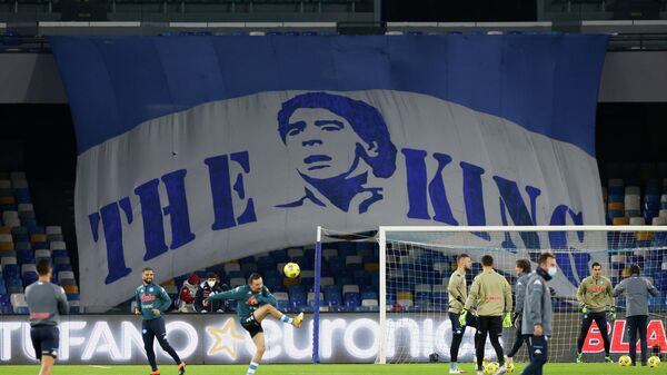 Баннер в память о Диего Марадоне на трибунах стадиона в Неаполе