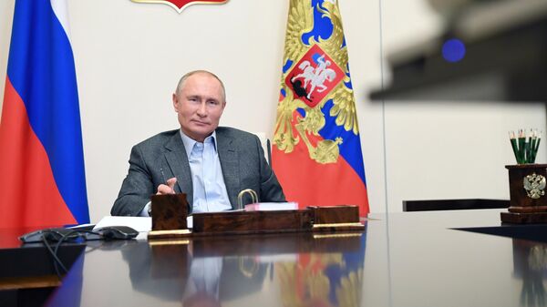 Президент РФ Владимир Путин во время встречи в режиме видеоконференции с волонтерами и финалистами конкурса Доброволец России - 2020