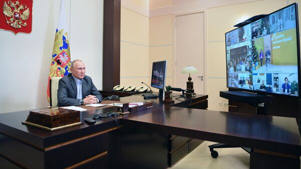 Президент РФ Владимир Путин во время встречи в режиме видеоконференции с волонтерами и финалистами конкурса Доброволец России - 2020 