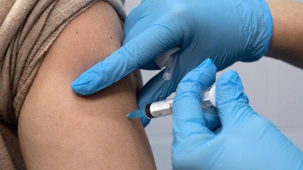 Медработник вводит вакцину в прививочном пункте по вакцинации от COVID-19