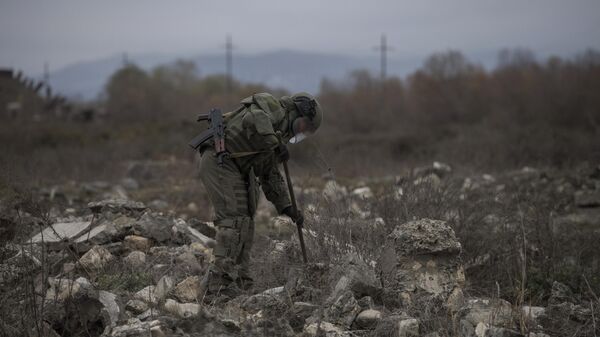 Российские миротворцы во время выполнения задач по разминированию местности в Нагорном Карабахе