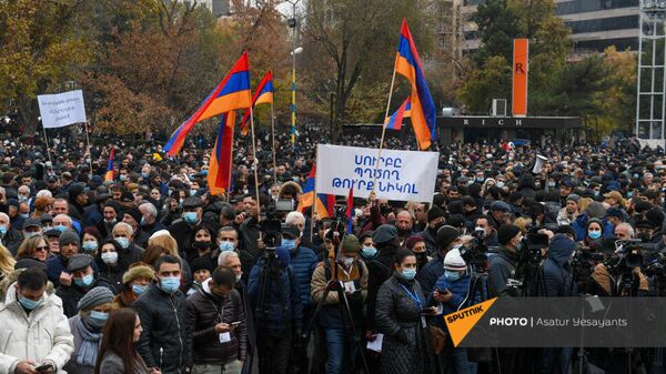 Участники акции протеста оппозиции в Ереване. 5 декабря 2020