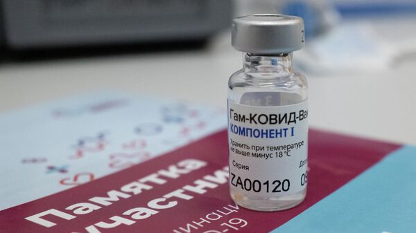 Ампула компонент 1 вакцины от коронавируса Спутник V в прививочном пункте городской поликлиники No 191