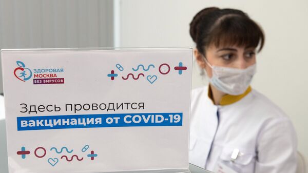 Медработники в прививочном пункте по вакцинации от COVID-19 городской поликлиники № 191