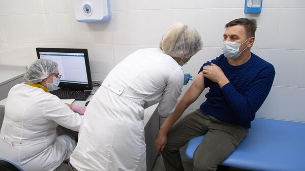 Медработники во время вакцинации от коронавируса COVID-19 вакциной Спутник V в прививочном пункте
