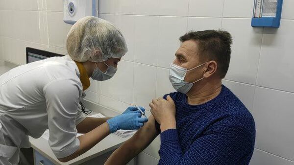 Масштабная вакцинация: в Москве начали прививаться от COVID-19