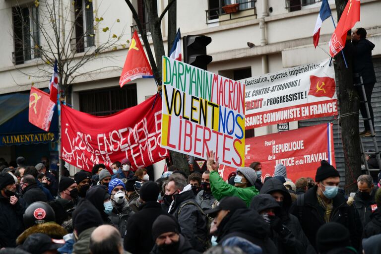 Участники акции протеста против законопроекта О глобальной безопасности в Париже