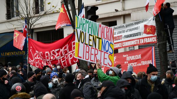 Участники акции протеста против законопроекта О глобальной безопасности в Париже