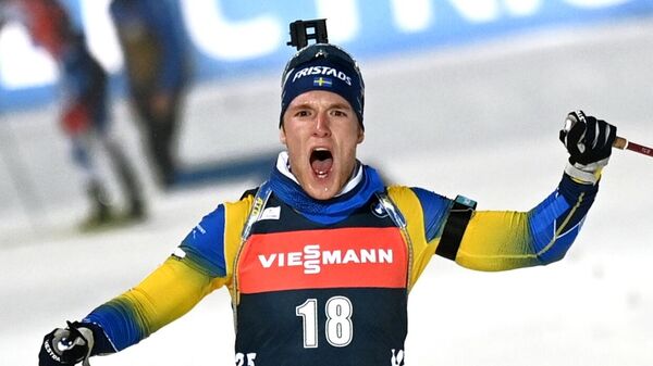 Себастиан Самуэльссон (Швеция) на финише гонки преследования среди мужчин на II этапе Кубка мира по биатлону сезона 2020/21 в финском Контиолахти. 