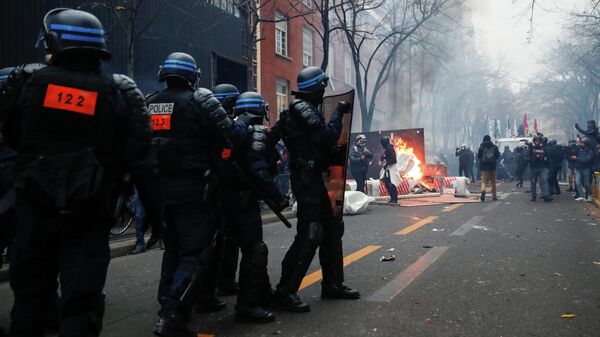Сотрудники правоохранительных органов во время акции протеста против законопроекта О глобальной безопасности в Париже