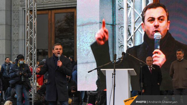 Ишхан Сагателян на митинге оппозиции с требованием отставки премьер-министра Армении