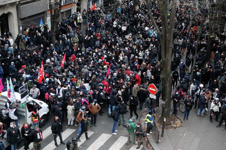 Участники акции протеста против законопроекта О глобальной безопасности в Париже