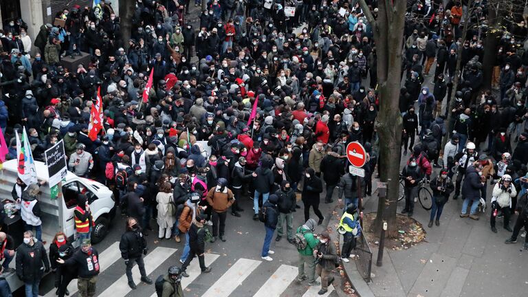 Участники акции протеста против законопроекта О глобальной безопасности в Париже