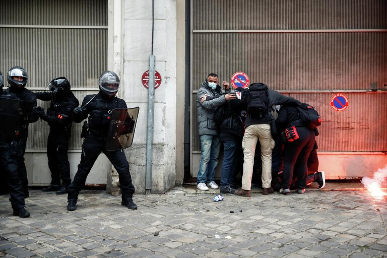 Участники акции протеста против законопроекта О глобальной безопасности в Париже