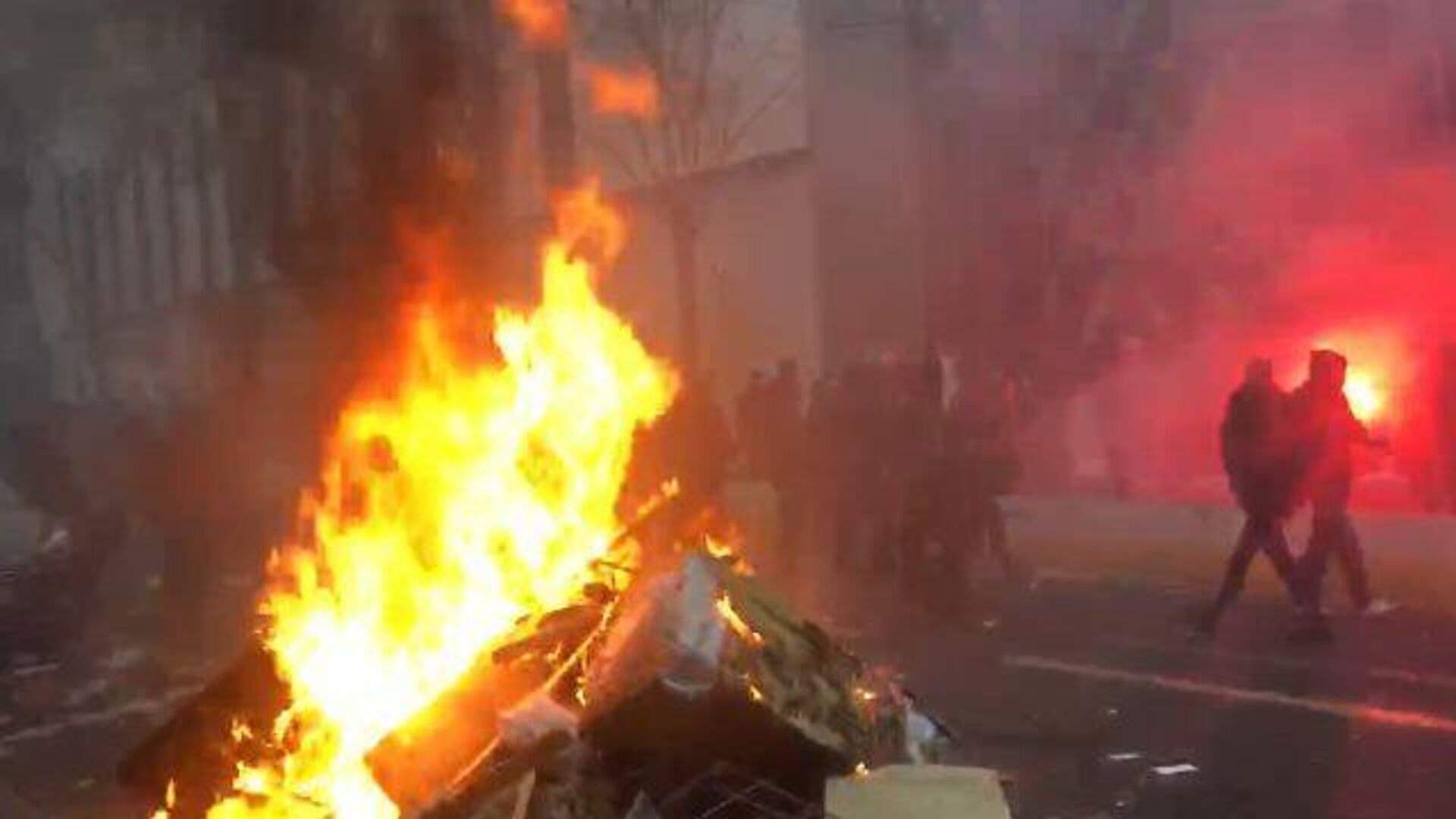Поджоги машин и разбитые окна: акция протеста в Париже переросла в погромы - РИА Новости, 1920, 05.12.2020