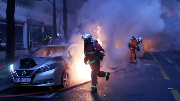 Пожарные на акции протеста против законопроекта О глобальной безопасности в Париже