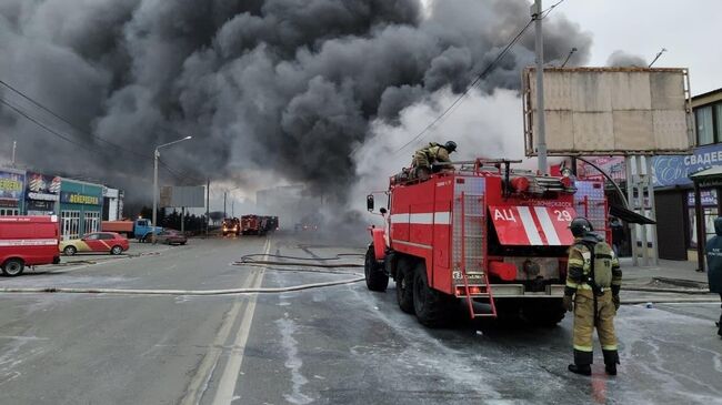 Сотрудники пожарной службы МЧС РФ во время тушения пожара в павильоне с пиротехникой в Ростове-на-Дону