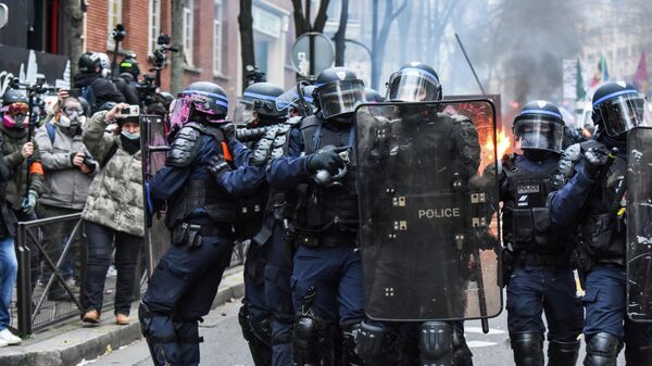Сотрудники полиции во время акции протеста против законопроекта О глобальной безопасности в Париже