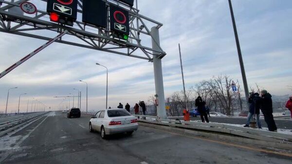 Первые автомобили проехали по очищенному от обледенения мосту на остров Русский 