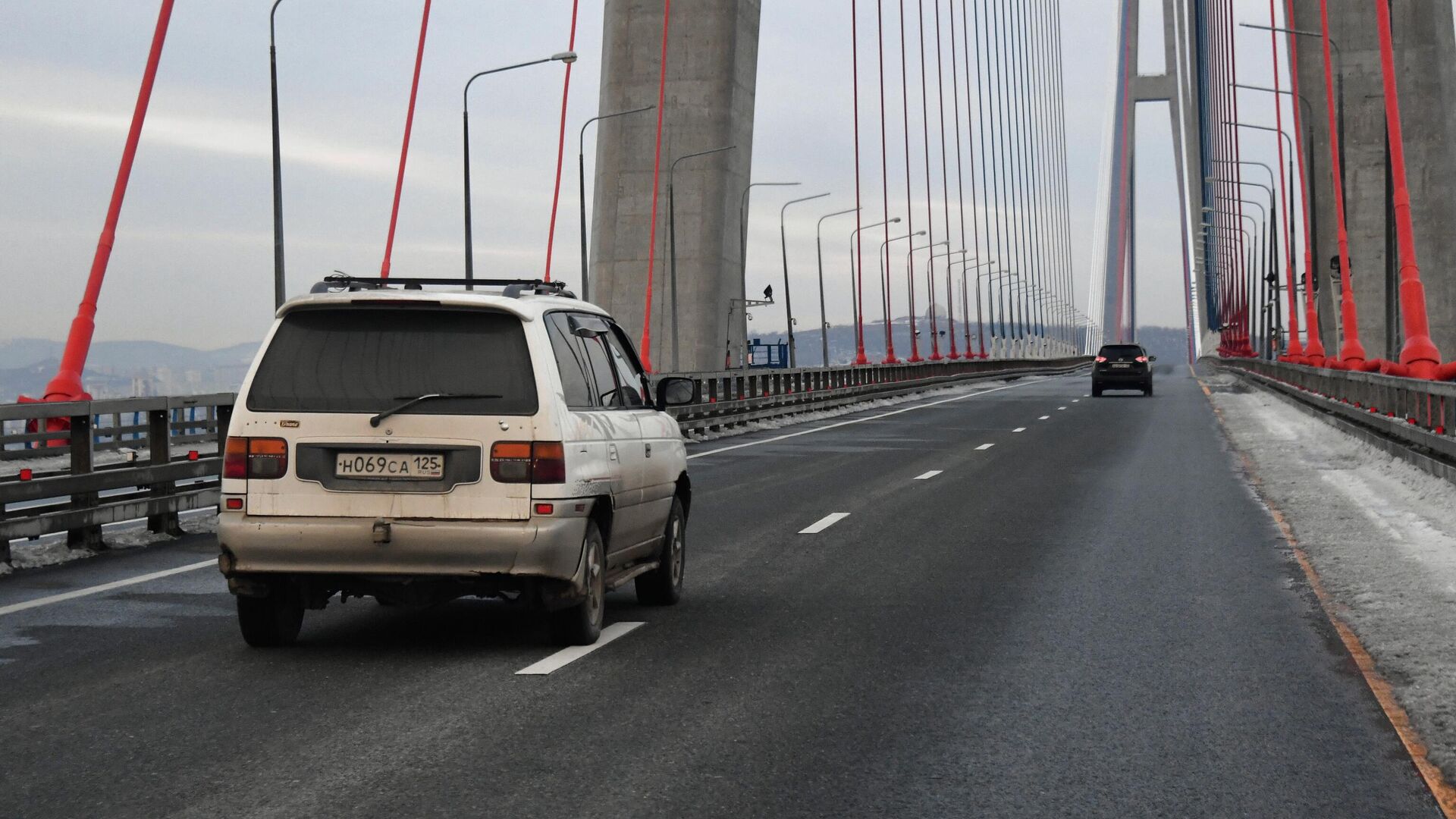 Возобновление автомобильного движения по Золотому мосту во Владивостоке - РИА Новости, 1920, 10.12.2020