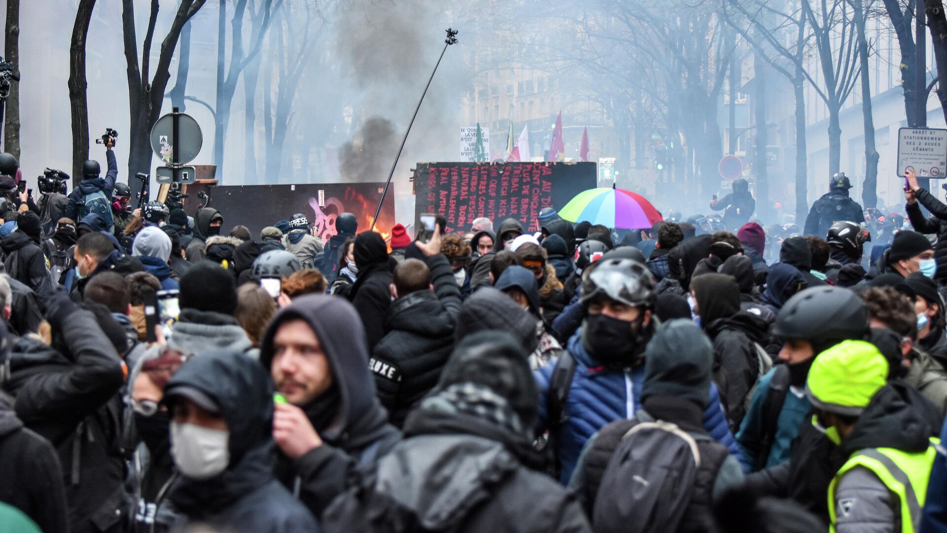 Столкновения протестующих с полицией во время акции протеста против законопроекта О глобальной безопасности в Париже - РИА Новости, 1920, 06.12.2020