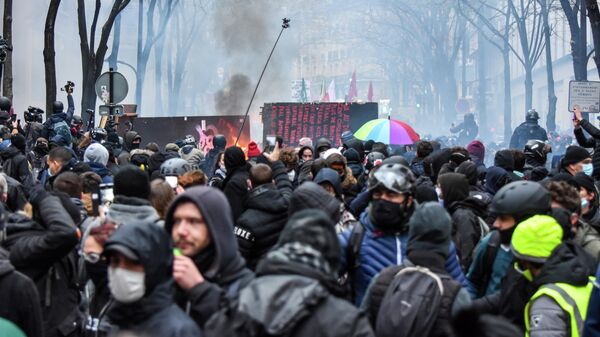 Столкновения протестующих с полицией во время акции протеста против законопроекта О глобальной безопасности в Париже