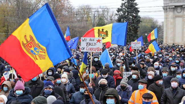 Участники антиправительственной акции, требующие проведения досрочных выборов парламента и отставки кабмина, у здания парламента в Кишиневе