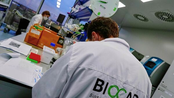 Сотрудники научно-исследовательской лаборатории биотехнологической компании BIOCAD в Санкт-Петербурге