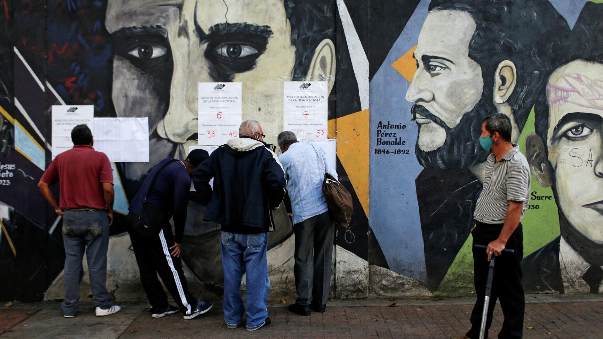 Люди проверяют списки возле избирательного участка во время парламентских выборов в Каракасе, Венесуэла - РИА Новости, 1920, 06.12.2020