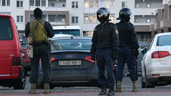 Сотрудники правоохранительных органов во время задержания людей, подозреваемых в участии в акции протеста в Минске