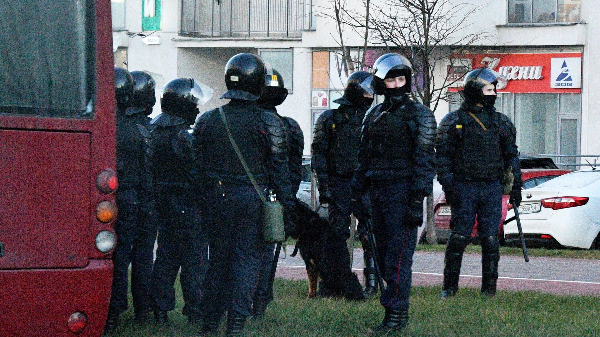 Сотрудники правоохранительных органов во время несанкционированной акции протеста в Минске - РИА Новости, 1920, 25.04.2021