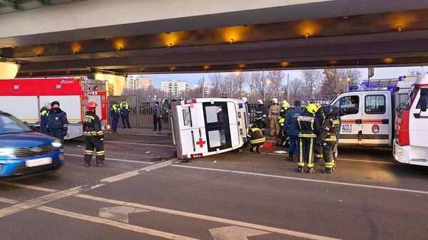 Перевернувшийся автомобиль Скорой помощи под мостом на проспекте Мира в Москве