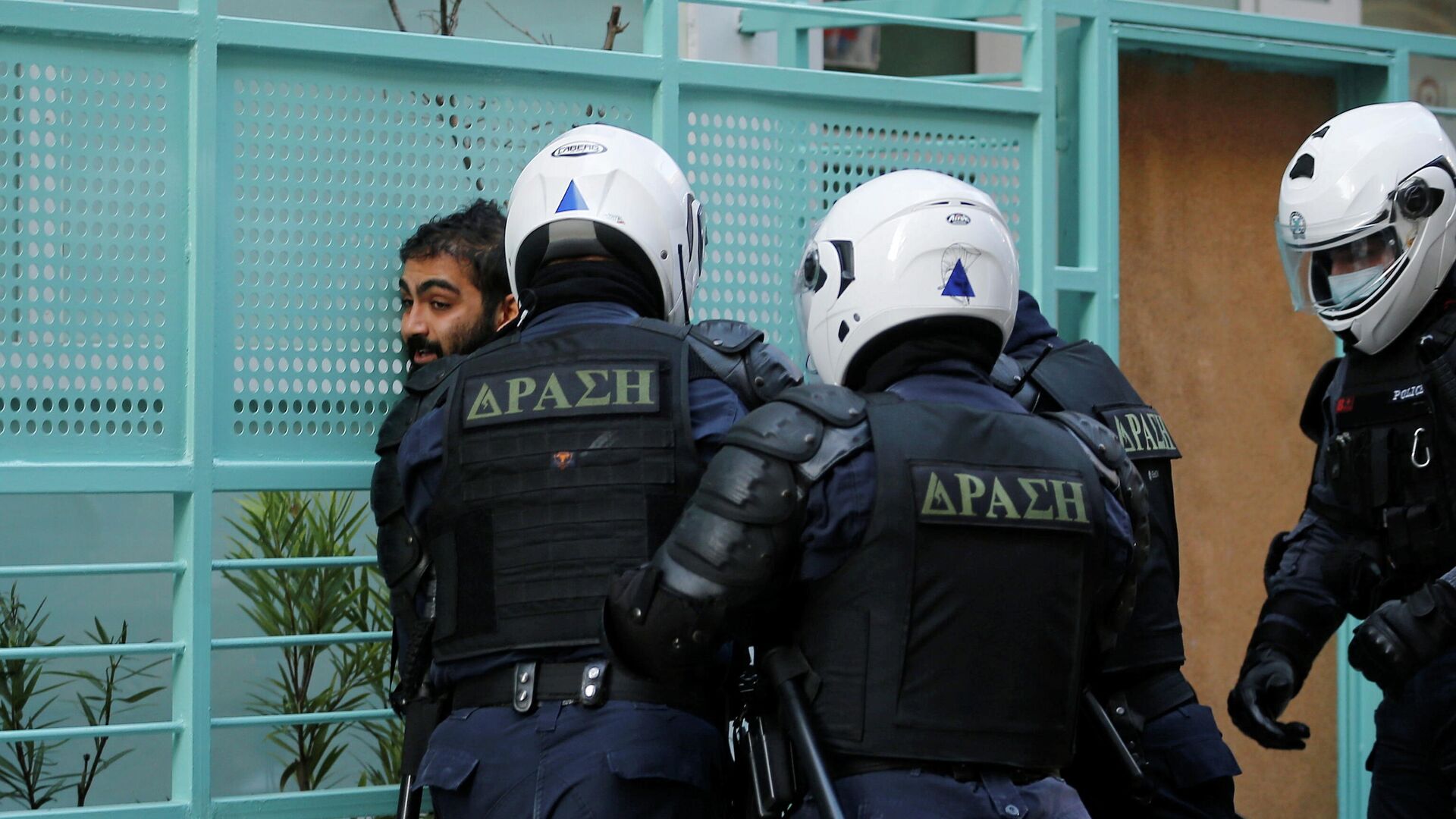  Сотрудники полиции задерживают участника акции протеста в Афинах, Греция, 6 декабря 2020 - РИА Новости, 1920, 06.12.2020