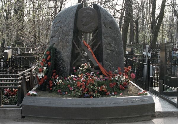 Могила известного хоккейного тренера Анатолия Тарасова на Ваганьковском кладбище.